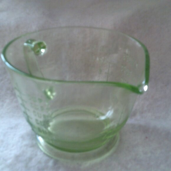 Vintage Green Uranium Depression Glass 2 Cup Measuring Mixing Bowl Pyrex Glows - Picture 5 of 7